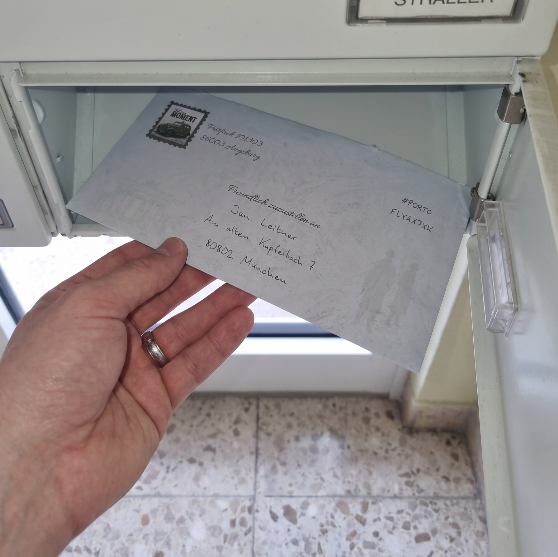 Briefmoment-Umschlag im Briefkasten