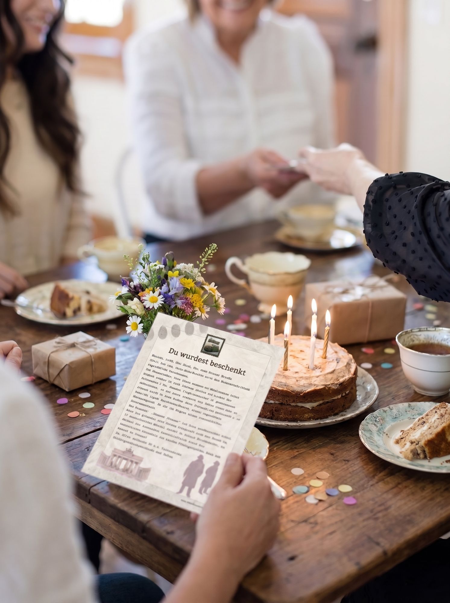 Eine ausgedruckte Briefmoment-Geschenkkarte wird überreicht