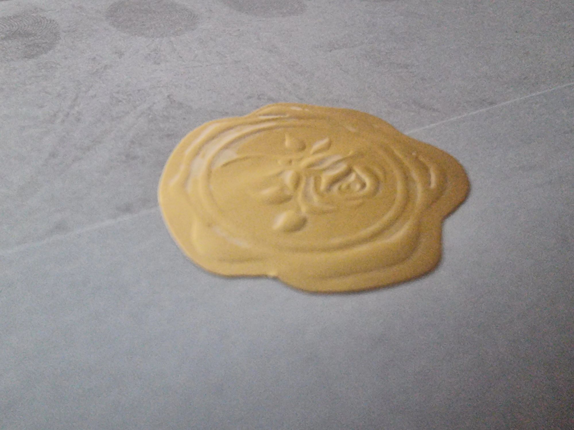 Verschlossener Briefumschlag mit goldenem Siegel