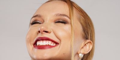 Femme souriante ouvrant son cadeau